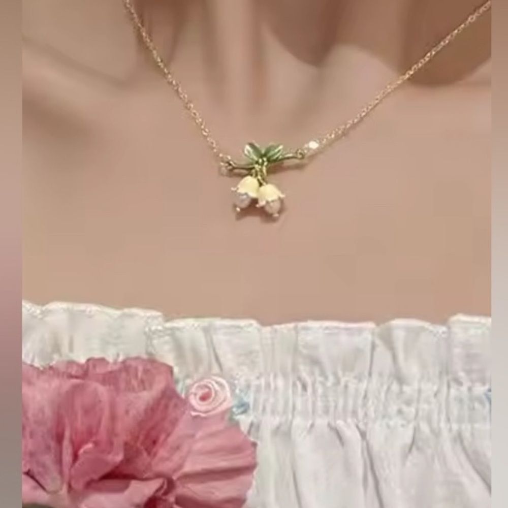 Elegant Gold and Green Floral Necklace